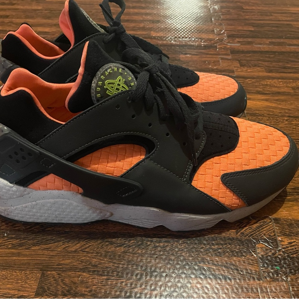 Nike Men's Black and Orange Athletic Shoes